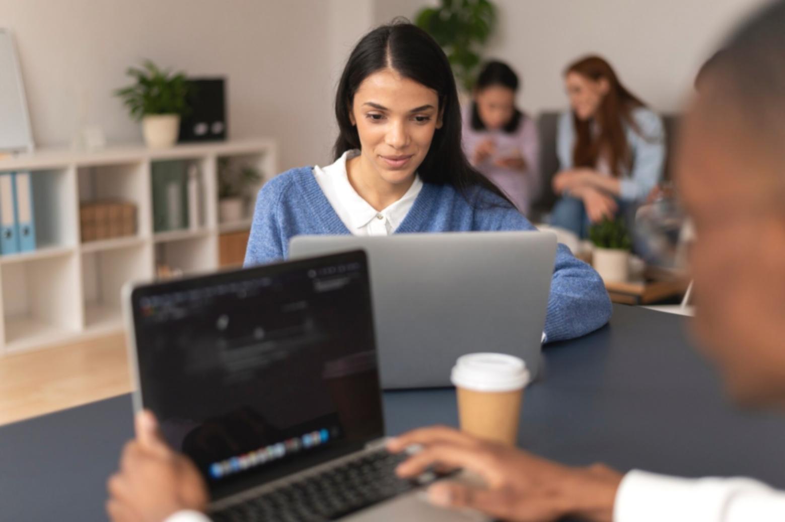 Espace de travail organisé avec matériels d'étude budgétaire