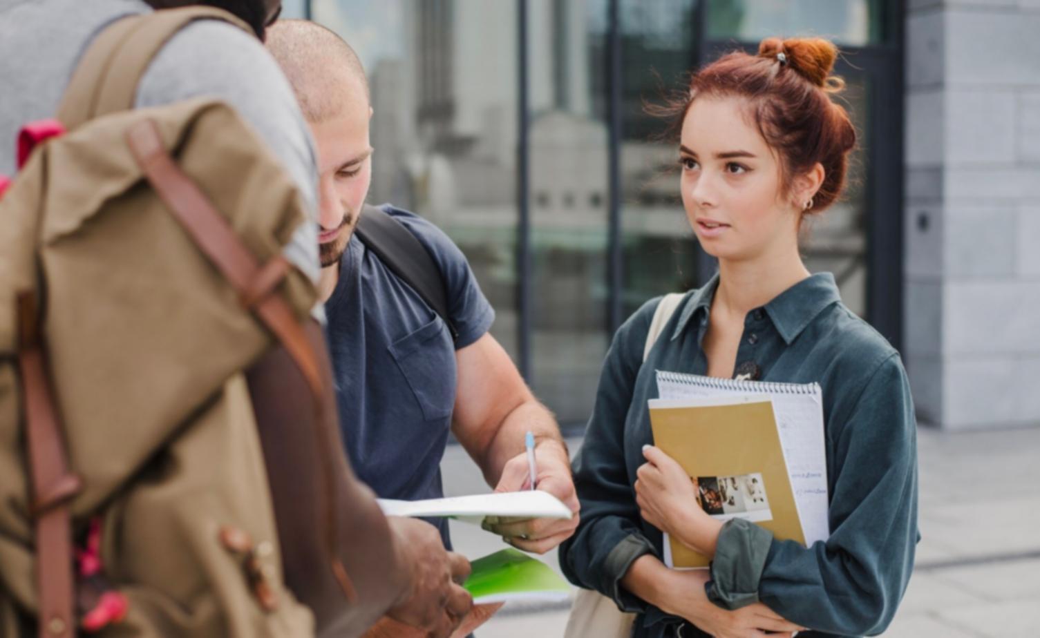 Participants travaillant ensemble sur des exercices pratiques de gestion budgétaire